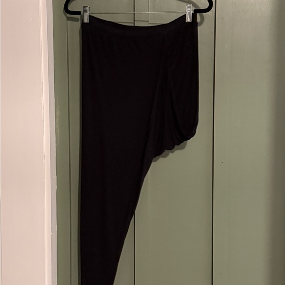 Elegant Black Women's Skirt - Picture 2 of 3
